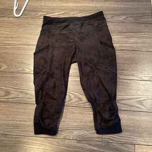 Lululemon black camo crop leggings size 4
